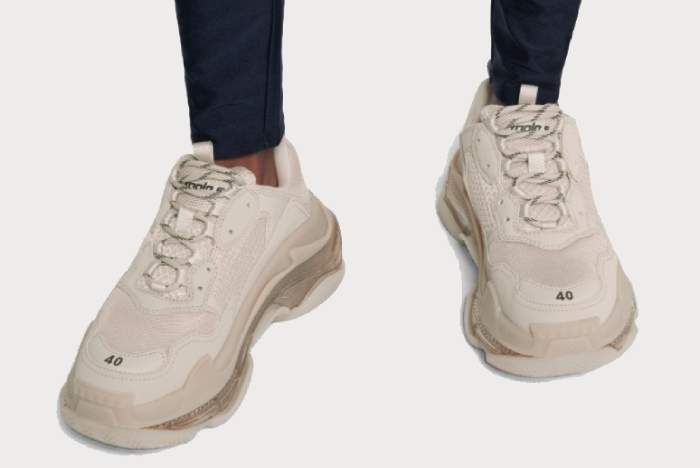 Bílé tenisky, sneakers Balenciaga Tripple S Sneakers focené na noze