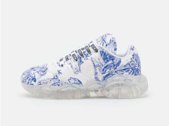 Modrobílé tenisky Moschino Teddy Sneakers na transparentní podrážce.