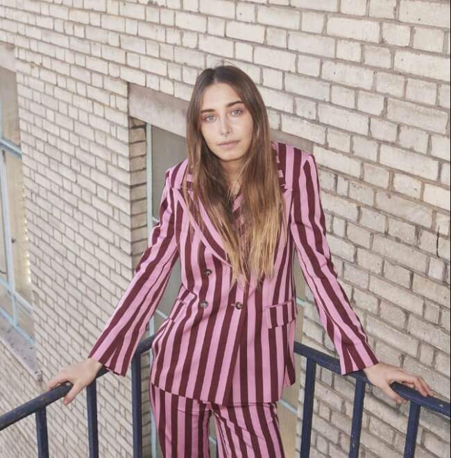alexa-chung-kostym-pruhovany