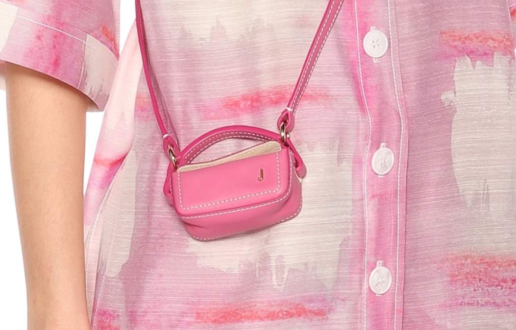 Le Nani Micro leather crossbody bag, k dostání v eshopu MyTheresa Le Nani Micro leather crossbody bag v eshopu MyTheresa