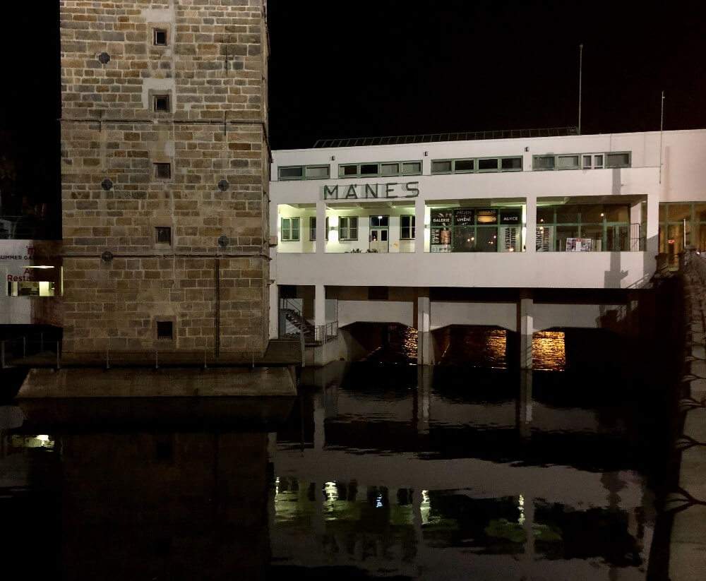 Pohled na budovu Mánesu a Šítkovskou vodní věž směrem od pražské náplavky.