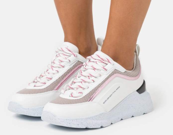 Sneakers, stříbrné tenisky NIKE Air May MX-720-818.