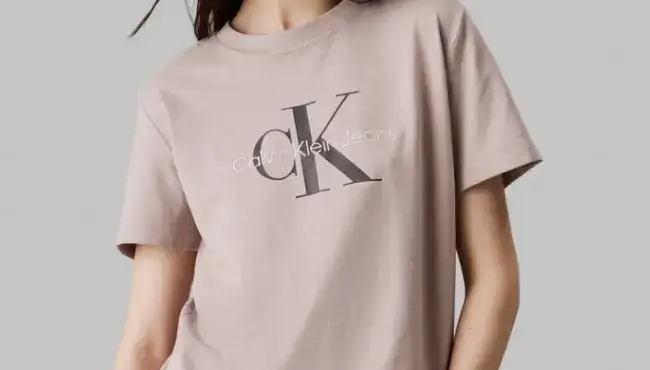 Calvin-Klein-Jeans-ne-logum-na-prsa