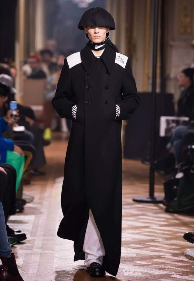 Raf Simons. Ukázka z módní přehlídky AW18.