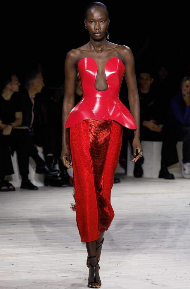sarah-burton-pro-alexander-mcqueen-jaro-leto-2024-4 sarah-burton-pro-alexander-mcqueen-jaro-leto-2024-4
