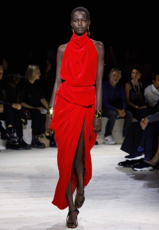 sarah-burton-pro-alexander-mcqueen-jaro-leto-2024 sarah-burton-pro-alexander-mcqueen-jaro-leto-2024