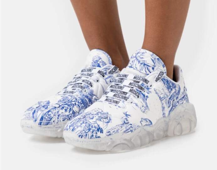 Modrobílé tenisky Moschino Teddy Sneakers na transparentní podrážce.