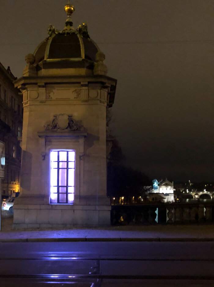 Zelenomodře svítící sklo na Muzeu Kampa v Praze focené z Mostu legií.