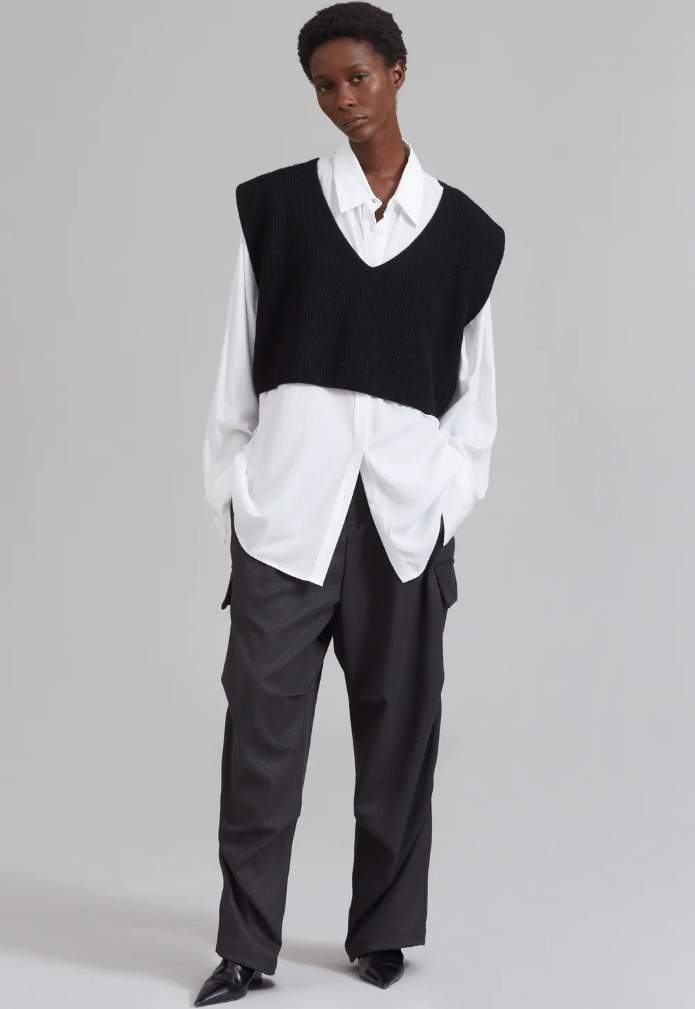bila-oversized-kosile-s-cernou-vestou