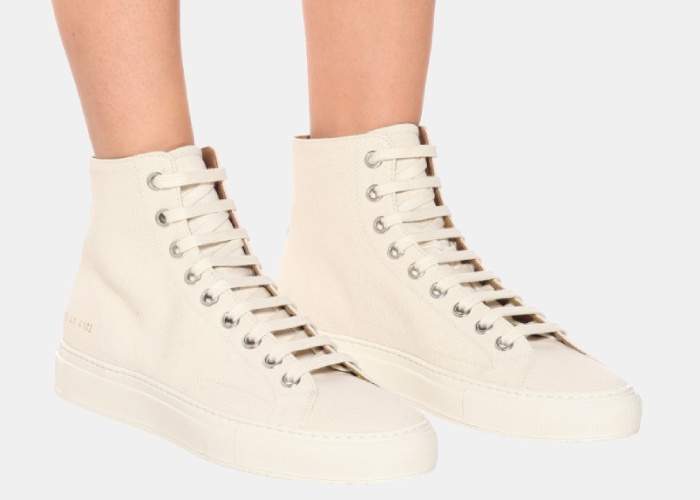 Jednoduché krémové plátěné tenisky od Common Projects