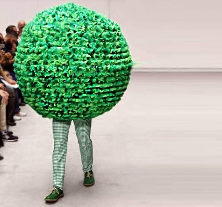 Extravagantní zelený model od návrháře Waltera Van Beirendoncka.