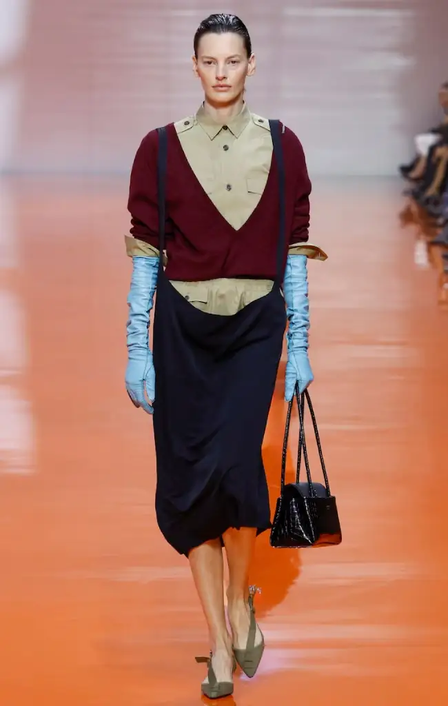 prada-uniforma-satenove-rukavice-tylova-sukne