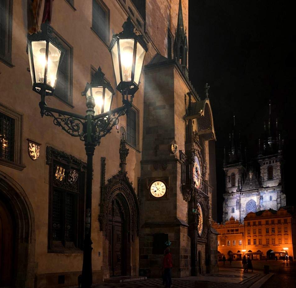 Prázné Staroměstské náměstí, noční fotka orloje a Týnského chrámu.