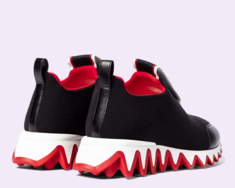 Černé tenisky s červenobílou podrážkou Tiketa Run sneakers značky Christian Louboutin.