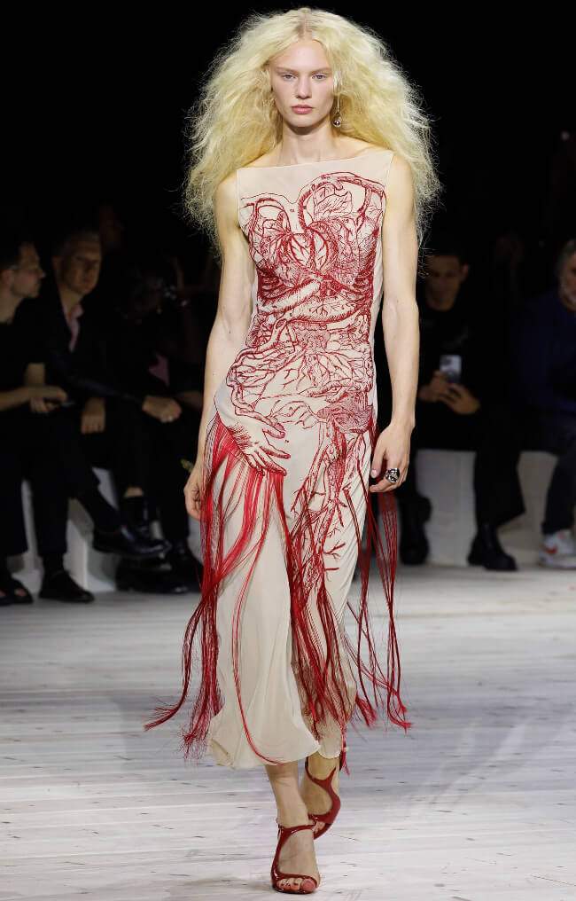 sarah-burton-pro-alexander-mcqueen-jaro-leto-2024-2 sarah-burton-pro-alexander-mcqueen-jaro-leto-2024-2