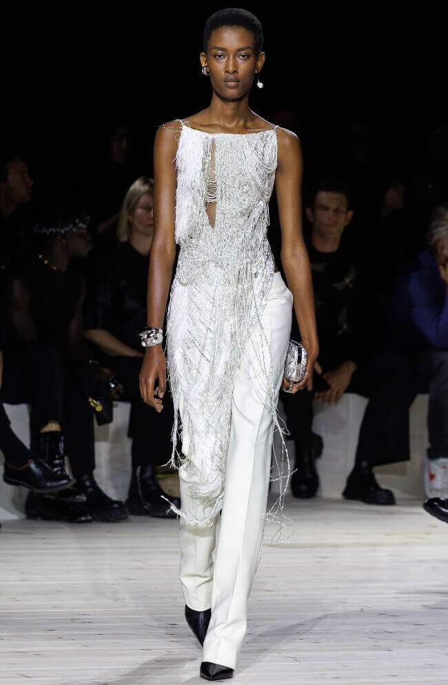 sarah-burton-pro-alexander-mcqueen-jaro-leto-2024-1 sarah-burton-pro-alexander-mcqueen-jaro-leto-2024-1