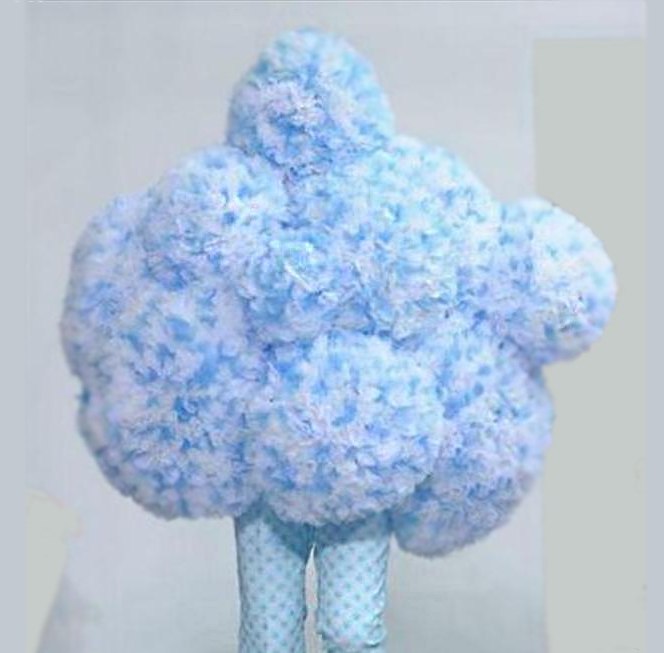 Extravagantní světle modrý model od návrháře Waltera Van Beirendoncka.
