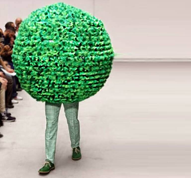 Extravagantní zelený model od návrháře Waltera Van Beirendoncka.