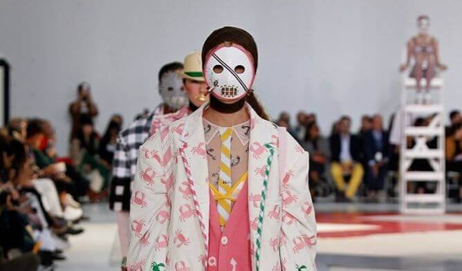Růžovo-bílá dámská maska se cigaretou v ústech, Thom Browne 2019.
